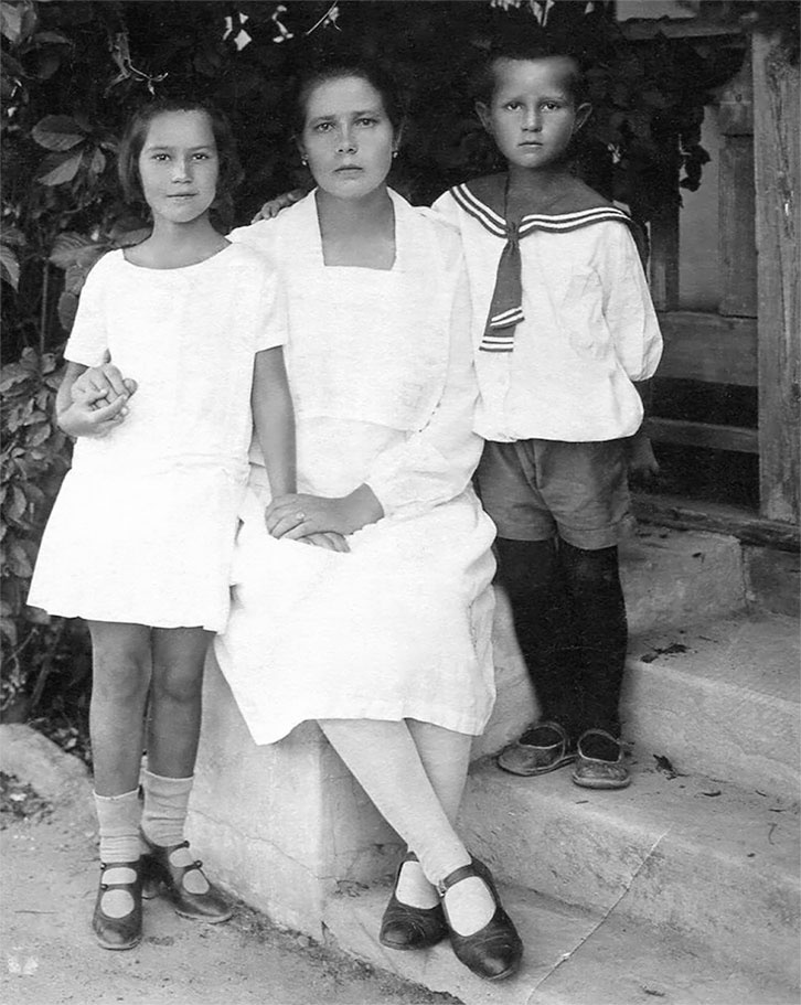 Иллюстрация к книге — Наша счастливая треклятая жизнь [i_006.jpg]