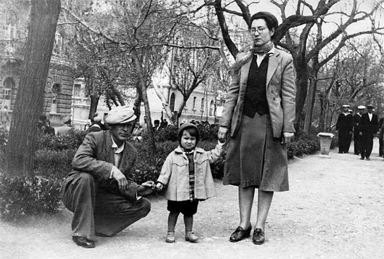 Иллюстрация к книге — Наша счастливая треклятая жизнь [i_015.jpg]