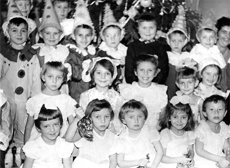 Иллюстрация к книге — Наша счастливая треклятая жизнь [i_022.jpg]