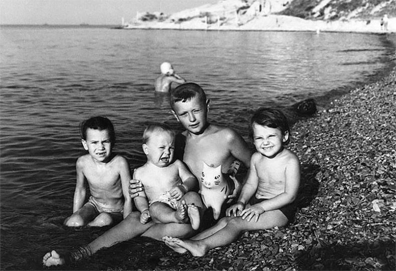 Иллюстрация к книге — Наша счастливая треклятая жизнь [i_027.jpg]