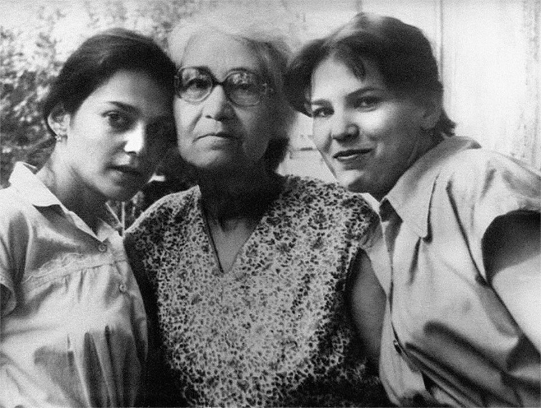 Иллюстрация к книге — Наша счастливая треклятая жизнь [i_044.jpg]