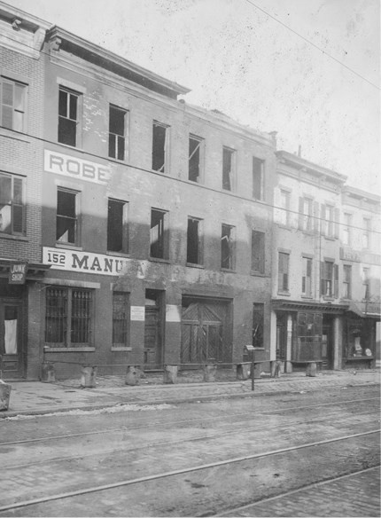 Иллюстрация к книге — Жертвы моды. Опасная одежда прошлого и наших дней [b00000394.jpg]