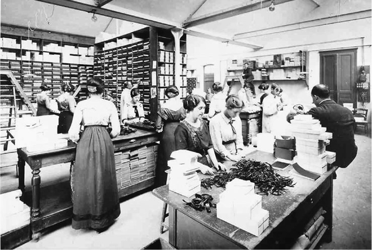 Иллюстрация к книге — Жертвы моды. Опасная одежда прошлого и наших дней [b00000422.jpg]