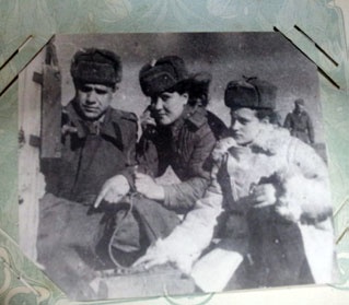 Иллюстрация к книге — Они были молоды и любили [i_008.jpg]