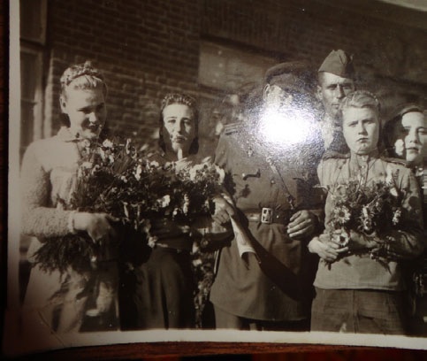 Иллюстрация к книге — Они были молоды и любили [i_011.jpg]