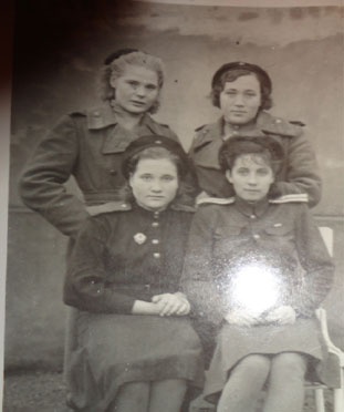 Иллюстрация к книге — Они были молоды и любили [i_012.jpg]