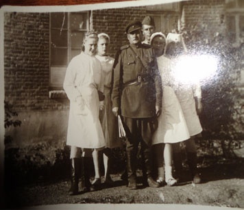 Иллюстрация к книге — Они были молоды и любили [i_015.jpg]