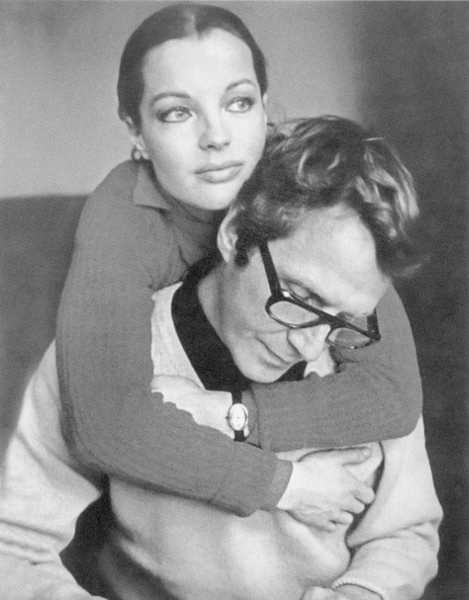 Иллюстрация к книге — Роми Шнайдер. История жизни и любви [_27.romishnajjderiejopervyjjmuzharrimejjen.1966god.jpg]