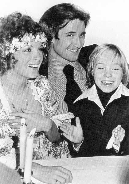 Иллюстрация к книге — Роми Шнайдер. История жизни и любви [_39.svadbaromishnajjderidaniehljabjazini.rjadomsnimidavidsynotprervogobraka.1975god.jpg]