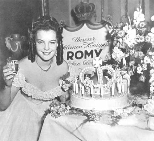 Иллюстрация к книге — Роми Шнайдер. История жизни и любви [_4.denrozhdenijavovremjasjomok.1955god.jpg]