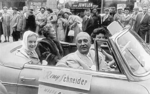 Иллюстрация к книге — Роми Шнайдер. История жизни и любви [_6.semjashnajjdernapravljaetsjanapremerufilmasissi.jpg]