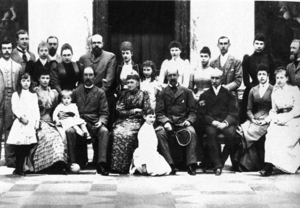 Иллюстрация к книге — Мария Федоровна [i_016.jpg]