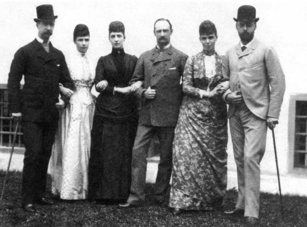 Иллюстрация к книге — Мария Федоровна [i_017.jpg]