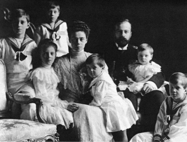 Иллюстрация к книге — Мария Федоровна [i_026.jpg]