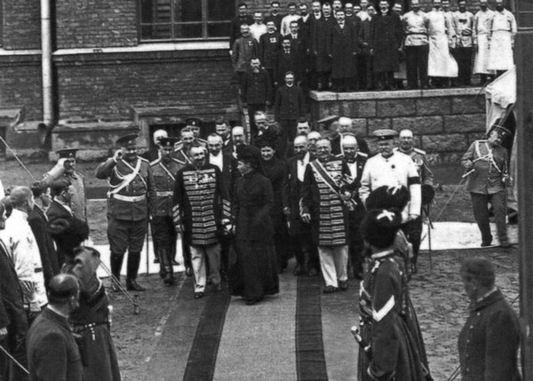 Иллюстрация к книге — Мария Федоровна [i_032.jpg]