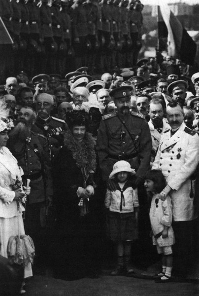 Иллюстрация к книге — Мария Федоровна [i_034.jpg]