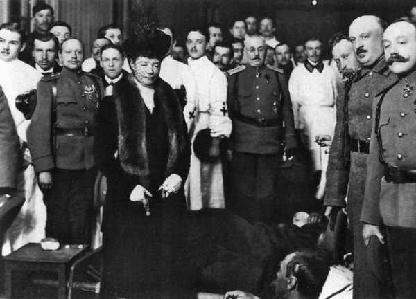 Иллюстрация к книге — Мария Федоровна [i_038.jpg]