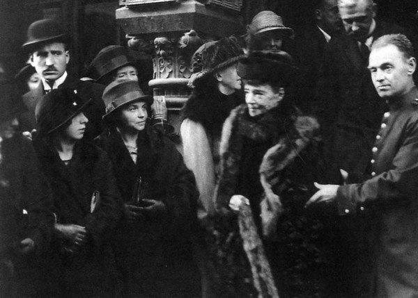 Иллюстрация к книге — Мария Федоровна [i_047.jpg]