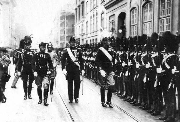 Иллюстрация к книге — Мария Федоровна [i_048.jpg]