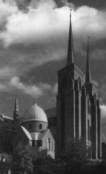 Иллюстрация к книге — Мария Федоровна [i_053.jpg]