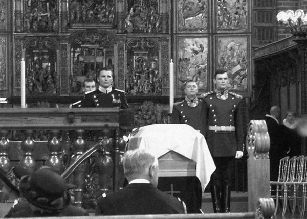 Иллюстрация к книге — Мария Федоровна [i_054.jpg]