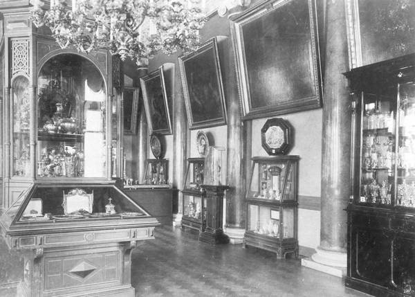 Иллюстрация к книге — Строгоновы. 500 лет рода. Выше только цари [i_209.jpg]