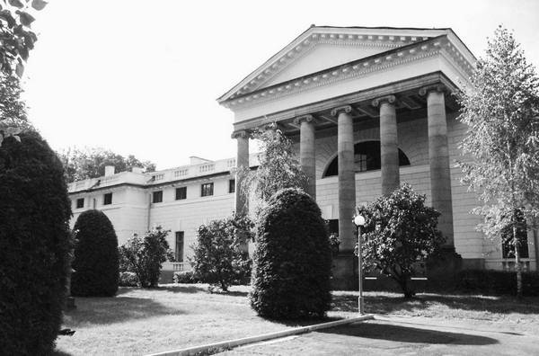 Иллюстрация к книге — Строгоновы. 500 лет рода. Выше только цари [i_242.jpg]