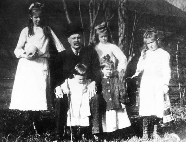 Иллюстрация к книге — Строгоновы. 500 лет рода. Выше только цари [i_363.jpg]