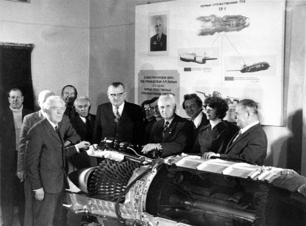 Иллюстрация к книге — &quot;Пламенные моторы&quot; Архипа Люльки [i_024.jpg]