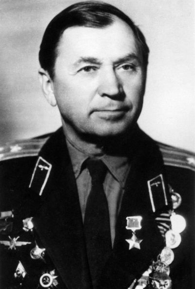 Иллюстрация к книге — &quot;Пламенные моторы&quot; Архипа Люльки [i_032.jpg]