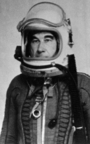 Иллюстрация к книге — &quot;Пламенные моторы&quot; Архипа Люльки [i_034.jpg]