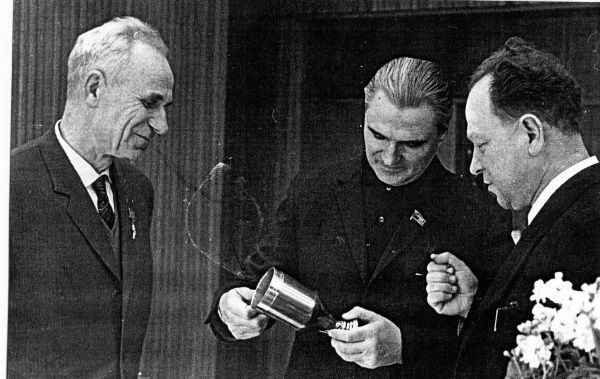 Иллюстрация к книге — &quot;Пламенные моторы&quot; Архипа Люльки [i_048.jpg]