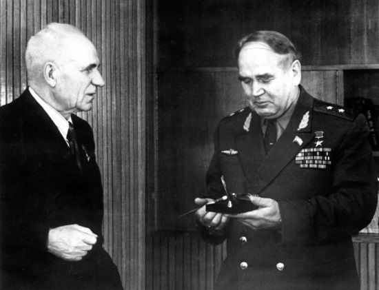 Иллюстрация к книге — &quot;Пламенные моторы&quot; Архипа Люльки [i_052.jpg]