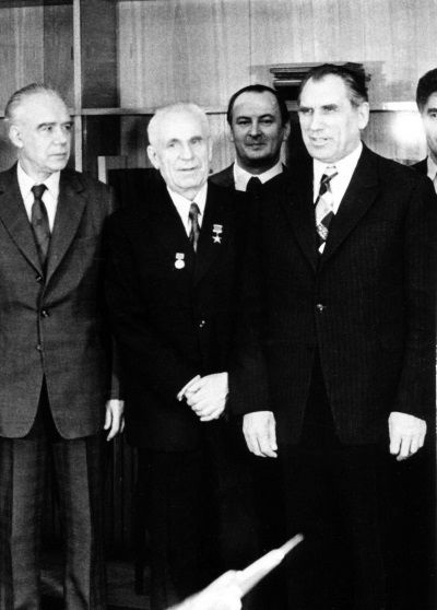 Иллюстрация к книге — &quot;Пламенные моторы&quot; Архипа Люльки [i_054.jpg]