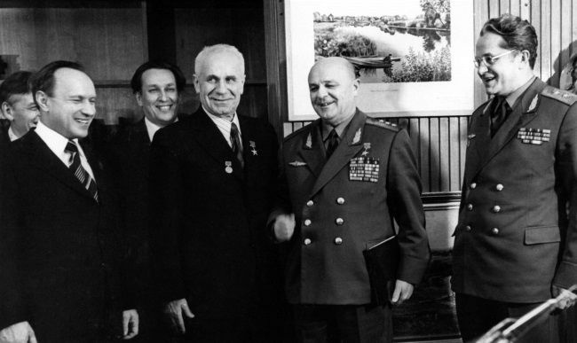 Иллюстрация к книге — &quot;Пламенные моторы&quot; Архипа Люльки [i_058.jpg]