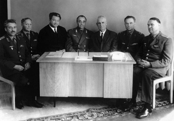 Иллюстрация к книге — &quot;Пламенные моторы&quot; Архипа Люльки [i_063.jpg]