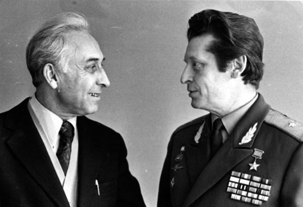 Иллюстрация к книге — &quot;Пламенные моторы&quot; Архипа Люльки [i_069.jpg]