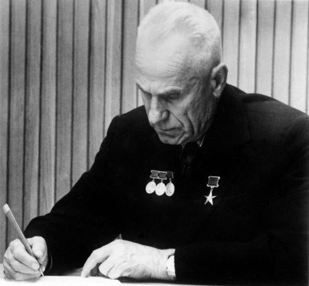 Иллюстрация к книге — &quot;Пламенные моторы&quot; Архипа Люльки [i_075.jpg]