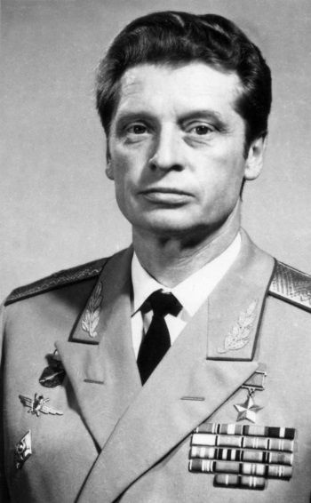 Иллюстрация к книге — &quot;Пламенные моторы&quot; Архипа Люльки [i_077.jpg]