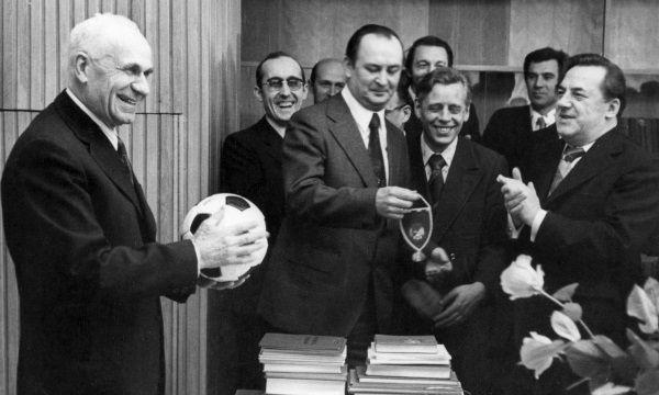 Иллюстрация к книге — &quot;Пламенные моторы&quot; Архипа Люльки [i_082.jpg]