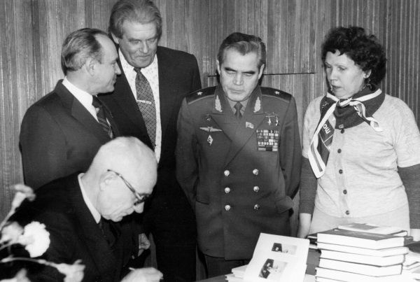 Иллюстрация к книге — &quot;Пламенные моторы&quot; Архипа Люльки [i_086.jpg]