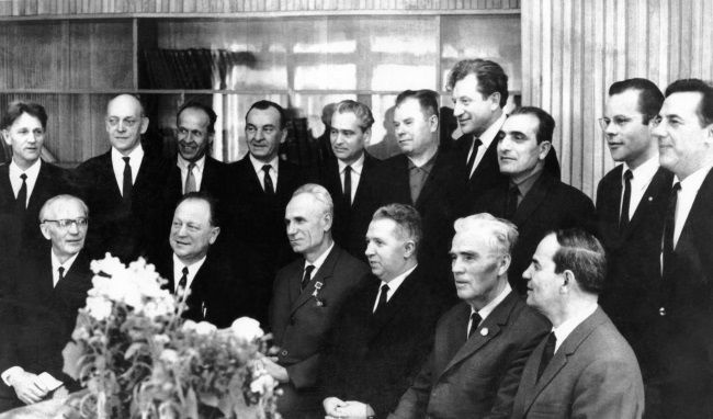 Иллюстрация к книге — &quot;Пламенные моторы&quot; Архипа Люльки [i_092.jpg]