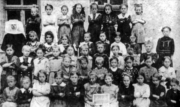 Иллюстрация к книге — Загубленная жизнь Евы Браун [i_005.jpg]