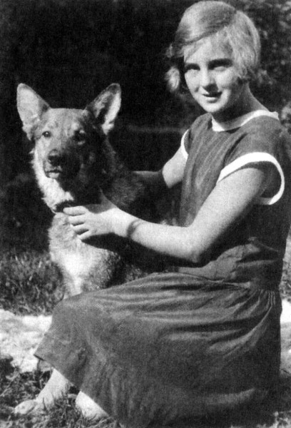 Иллюстрация к книге — Загубленная жизнь Евы Браун [i_008.jpg]