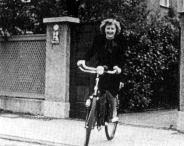 Иллюстрация к книге — Загубленная жизнь Евы Браун [i_023.jpg]