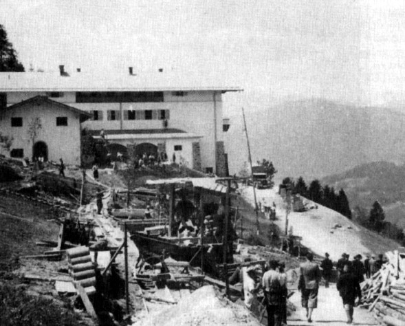 Иллюстрация к книге — Загубленная жизнь Евы Браун [i_025.jpg]