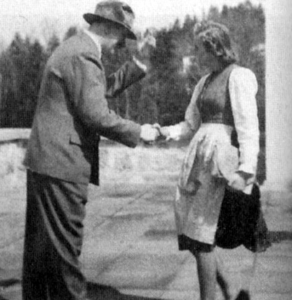 Иллюстрация к книге — Загубленная жизнь Евы Браун [i_033.jpg]