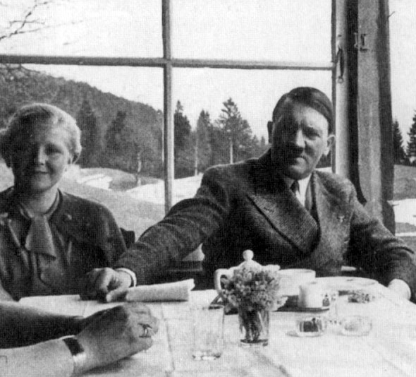 Иллюстрация к книге — Загубленная жизнь Евы Браун [i_036.jpg]