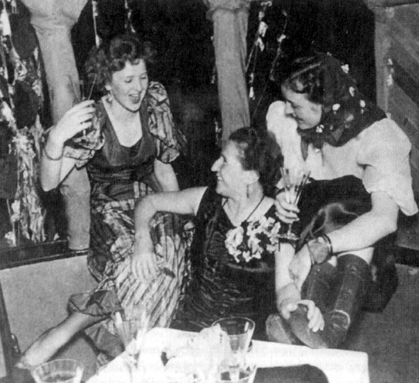 Иллюстрация к книге — Загубленная жизнь Евы Браун [i_048.jpg]