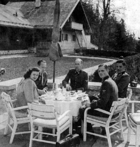 Иллюстрация к книге — Загубленная жизнь Евы Браун [i_050.jpg]